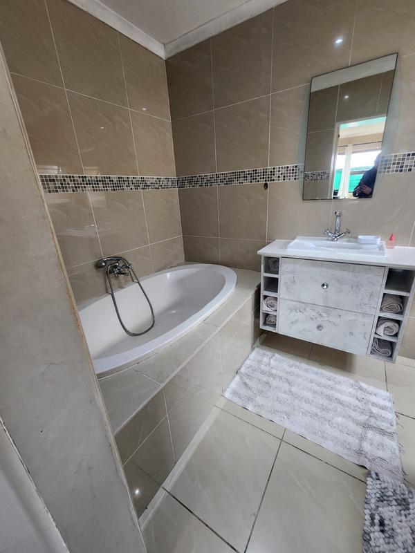 To Let 4 Bedroom Property for Rent in Parsonsvlei Eastern Cape